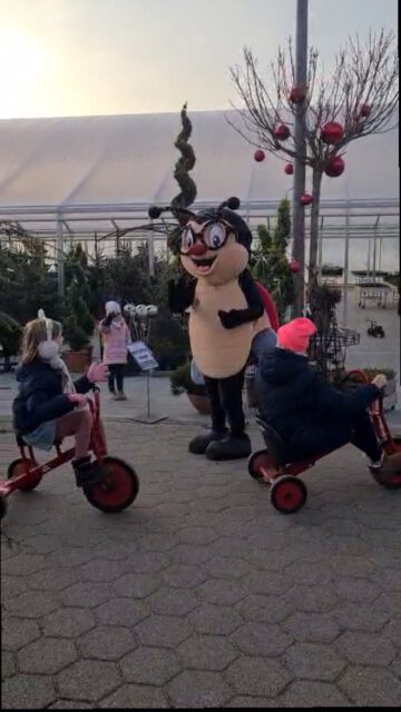 Noch ein Event-Wochenende und dann ist Weihnachteeeeen 🎄🎁🥳❤️
Es gibt vergünstigte Weihnachtsbäume, Rabatte auf die Indoorware und das Highlight ist wieder am Sonntag das Kasperle Theater um 12 und 14 Uhr zu freiem Eintritt! Das ist ein Event für die ganze Familie! Und während ihr einen Weihnachtsbaum auswählt, spielt Mariechen mit den Kleinen und Großen ! 👍

#kasperletheater #rabatte #maskottchen #weihnachtsbäume #riecherspflanzenwelt